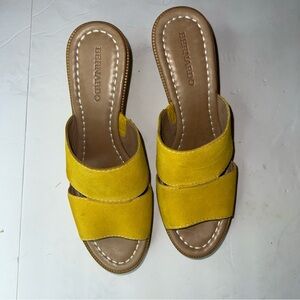 Bernardo Women's  Kara Wedge mustard Sandals Size 10M